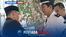 Bupati Konawe secara simbolis menyematkan tanda jabatan kepada Suparman Pagala sebagai Kepala Desa Lerehoma. (Foto: Persada Kita)