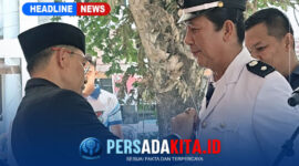 Bupati Konawe secara simbolis menyematkan tanda jabatan kepada Suparman Pagala sebagai Kepala Desa Lerehoma. (Foto: Persada Kita)