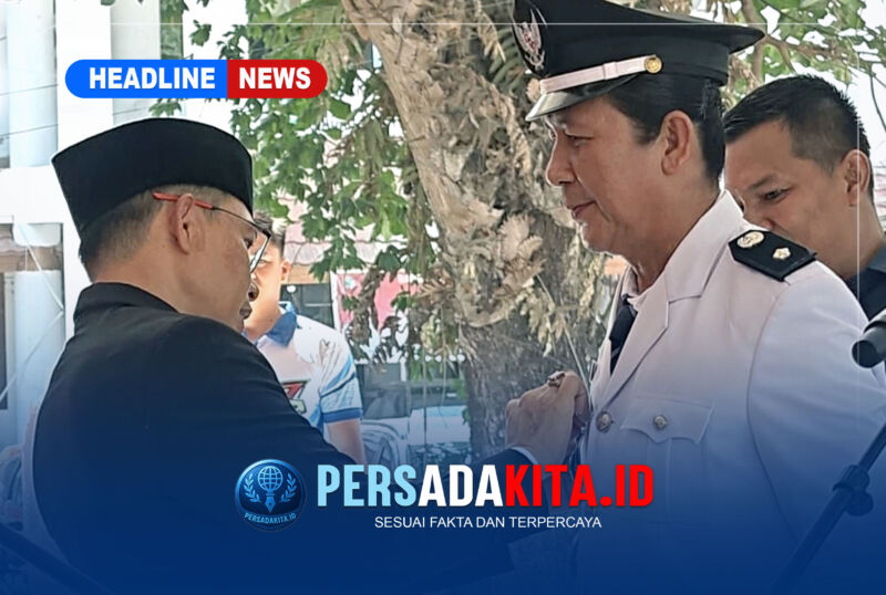 Bupati Konawe secara simbolis menyematkan tanda jabatan kepada Suparman Pagala sebagai Kepala Desa Lerehoma. (Foto: Persada Kita)