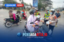 Petugas Dinkes Konawe dan Satlantas membagikan masker kepada pengendara di simpang empat Jalan Sapati, Ponggawa, dan Inowa, Rabu (14/10/2026).