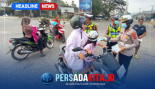 Petugas Dinkes Konawe dan Satlantas membagikan masker kepada pengendara di simpang empat Jalan Sapati, Ponggawa, dan Inowa, Rabu (14/10/2026).