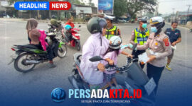 Petugas Dinkes Konawe dan Satlantas membagikan masker kepada pengendara di simpang empat Jalan Sapati, Ponggawa, dan Inowa, Rabu (14/10/2026).