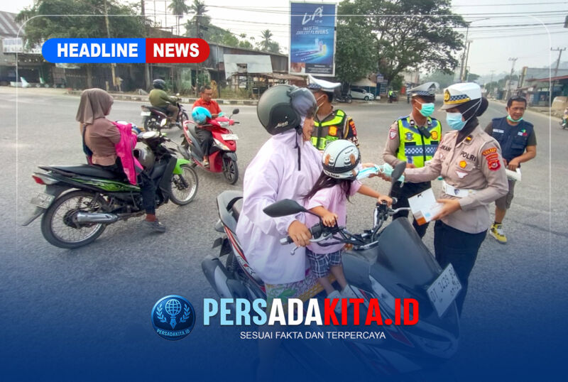 Petugas Dinkes Konawe dan Satlantas membagikan masker kepada pengendara di simpang empat Jalan Sapati, Ponggawa, dan Inowa, Rabu (14/10/2026).