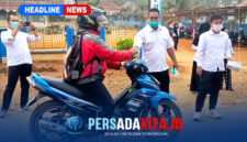 Petugas kesehatan menyerahkan masker secara langsung kepada pengendara sepeda motor sebagai upaya mencegah paparan ISPA akibat kabut asap yang melanda Kecamatan Puriala.