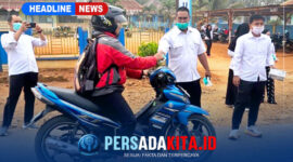 Petugas kesehatan menyerahkan masker secara langsung kepada pengendara sepeda motor sebagai upaya mencegah paparan ISPA akibat kabut asap yang melanda Kecamatan Puriala.