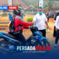 Petugas kesehatan menyerahkan masker secara langsung kepada pengendara sepeda motor sebagai upaya mencegah paparan ISPA akibat kabut asap yang melanda Kecamatan Puriala.