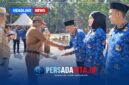 Bupati Konawe H Yusran Akbar ST didampingi Sekda Konawe Dr Ferdinand menyerahkan perpanjangan SK P3K Penuh Waktu dan Paruh Waktu Formasi 2024-2025 yang dibagikan dalam apel gabungan di lingkungan Pemerintah Kabupaten Konawe.
