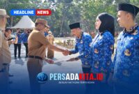 Bupati Konawe H Yusran Akbar ST didampingi Sekda Konawe Dr Ferdinand menyerahkan perpanjangan SK P3K Penuh Waktu dan Paruh Waktu Formasi 2024-2025 yang dibagikan dalam apel gabungan di lingkungan Pemerintah Kabupaten Konawe.
