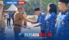 Bupati Konawe H Yusran Akbar ST didampingi Sekda Konawe Dr Ferdinand menyerahkan perpanjangan SK P3K Penuh Waktu dan Paruh Waktu Formasi 2024-2025 yang dibagikan dalam apel gabungan di lingkungan Pemerintah Kabupaten Konawe.