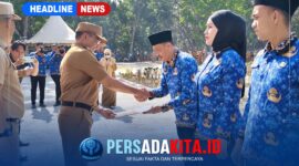 Bupati Konawe H Yusran Akbar ST didampingi Sekda Konawe Dr Ferdinand menyerahkan perpanjangan SK P3K Penuh Waktu dan Paruh Waktu Formasi 2024-2025 yang dibagikan dalam apel gabungan di lingkungan Pemerintah Kabupaten Konawe.