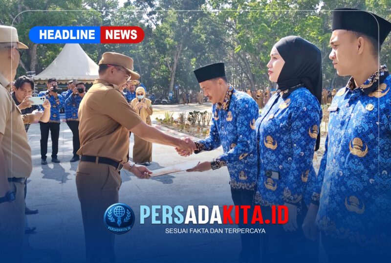 Bupati Konawe H Yusran Akbar ST didampingi Sekda Konawe Dr Ferdinand menyerahkan perpanjangan SK P3K Penuh Waktu dan Paruh Waktu Formasi 2024-2025 yang dibagikan dalam apel gabungan di lingkungan Pemerintah Kabupaten Konawe.