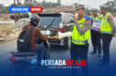 Kasat Lantas Polres Konawe, IPTU Enos Kadang, S.H., M.H., memberikan imbauan keselamatan berlalu lintas kepada pengendara motor menggunakan pengeras suara.