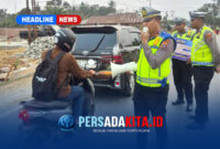 Kasat Lantas Polres Konawe, IPTU Enos Kadang, S.H., M.H., memberikan imbauan keselamatan berlalu lintas kepada pengendara motor menggunakan pengeras suara.