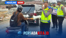 Kasat Lantas Polres Konawe, IPTU Enos Kadang, S.H., M.H., memberikan imbauan keselamatan berlalu lintas kepada pengendara motor menggunakan pengeras suara.