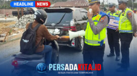 Kasat Lantas Polres Konawe, IPTU Enos Kadang, S.H., M.H., memberikan imbauan keselamatan berlalu lintas kepada pengendara motor menggunakan pengeras suara.