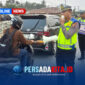 Kasat Lantas Polres Konawe, IPTU Enos Kadang, S.H., M.H., memberikan imbauan keselamatan berlalu lintas kepada pengendara motor menggunakan pengeras suara.