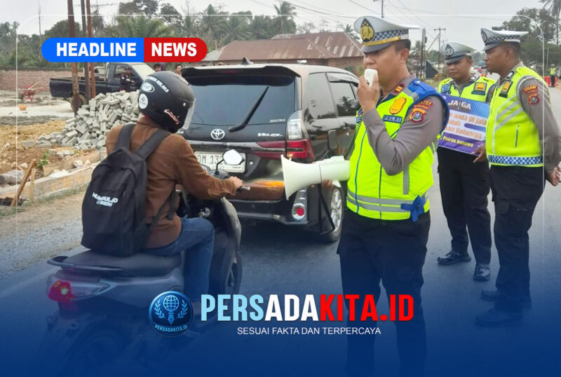 Kasat Lantas Polres Konawe, IPTU Enos Kadang, S.H., M.H., memberikan imbauan keselamatan berlalu lintas kepada pengendara motor menggunakan pengeras suara.