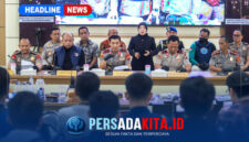 Kapolda Sultra, Irjen Pol. Himawan Bayu Aji, memimpin langsung konferensi pers pengungkapan kasus di Aula Dachara.