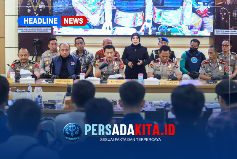 Kapolda Sultra, Irjen Pol. Himawan Bayu Aji, memimpin langsung konferensi pers pengungkapan kasus di Aula Dachara.
