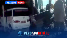 Tangkapan layar video viral yang memperlihatkan keluhan warga Tongauna soal rujukan pasien yang akan melahirkan menggunakan mobil pikap. (Foto: Tangkapan Layar Facebook Askun Korex)