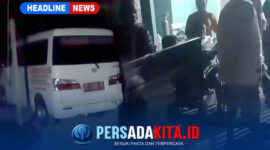 Tangkapan layar video viral yang memperlihatkan keluhan warga Tongauna soal rujukan pasien yang akan melahirkan menggunakan mobil pikap. (Foto: Tangkapan Layar Facebook Askun Korex)