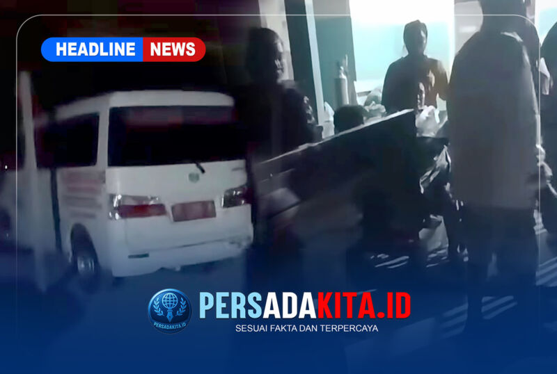Tangkapan layar video viral yang memperlihatkan keluhan warga Tongauna soal rujukan pasien yang akan melahirkan menggunakan mobil pikap. (Foto: Tangkapan Layar Facebook Askun Korex)