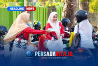 Petugas Kesehatan Puskesmas Unaaha saat membagikan masker gratis kepada pengendara di depan kantor puskesmas, Jumat (16/10/2026).