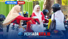 Petugas Kesehatan Puskesmas Unaaha saat membagikan masker gratis kepada pengendara di depan kantor puskesmas, Jumat (16/10/2026).