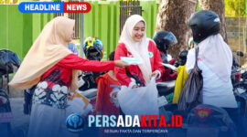 Petugas Kesehatan Puskesmas Unaaha saat membagikan masker gratis kepada pengendara di depan kantor puskesmas, Jumat (16/10/2026).