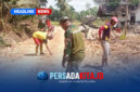 Semangat gotong royong terpancar dari raut wajah prajurit dan warga saat bahu-membahu menyelesaikan sasaran fisik TMMD ke-130 di Kecamatan Kabawo, Kabupaten Muna.