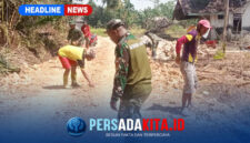 Semangat gotong royong terpancar dari raut wajah prajurit dan warga saat bahu-membahu menyelesaikan sasaran fisik TMMD ke-130 di Kecamatan Kabawo, Kabupaten Muna.