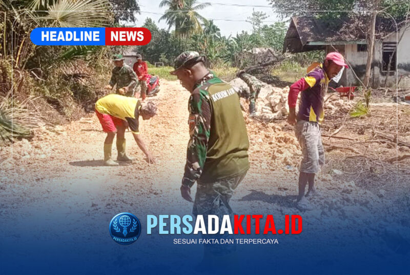 Semangat gotong royong terpancar dari raut wajah prajurit dan warga saat bahu-membahu menyelesaikan sasaran fisik TMMD ke-130 di Kecamatan Kabawo, Kabupaten Muna.