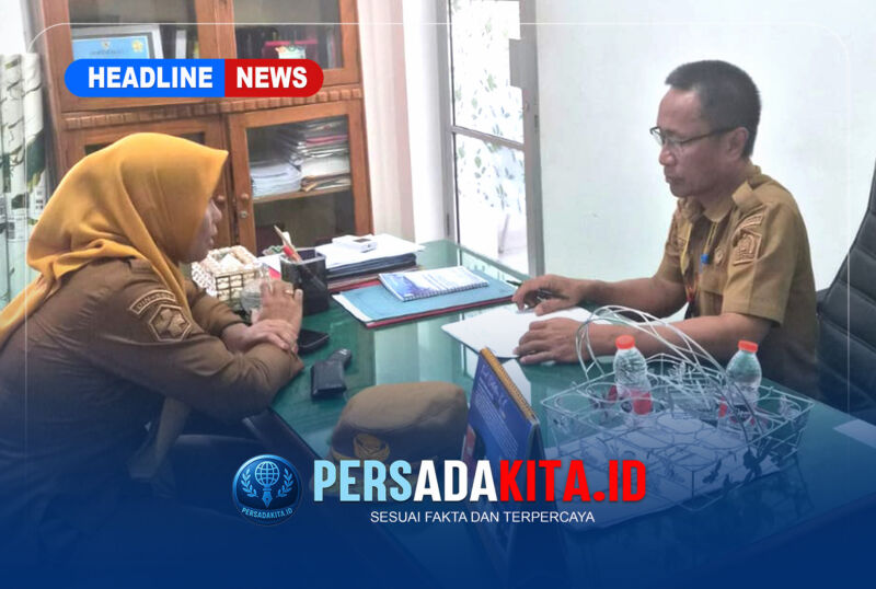 Kepala Dinas Kesehatan Kabupaten Konawe, Yones, SE MM (kanan), saat melakukan sidak dan berdialog langsung dengan Kepala Puskesmas Tongauna, Santi, SKM, M.Kes, terkait insiden rujukan pasien menggunakan mobil pikap, Selasa (20/10/2026).