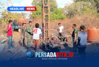 Personel Satgas TMMD 130 Kodim 1416/Muna bersama warga Desa Kawite-wite, Kecamatan Kabawo, bahu-membahu merakit dan menyiapkan mesin bor untuk pembuatan sumur air bersih.