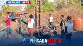 Personel Satgas TMMD 130 Kodim 1416/Muna bersama warga Desa Kawite-wite, Kecamatan Kabawo, bahu-membahu merakit dan menyiapkan mesin bor untuk pembuatan sumur air bersih.