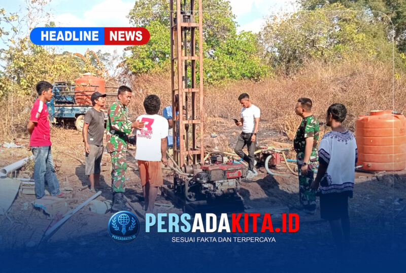 Personel Satgas TMMD 130 Kodim 1416/Muna bersama warga Desa Kawite-wite, Kecamatan Kabawo, bahu-membahu merakit dan menyiapkan mesin bor untuk pembuatan sumur air bersih.
