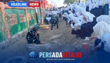 Personel Satgas TMMD 130 Kodim 1416/Muna dan siswa-siswi SMP 1 Kabawo bergotong royong membersihkan rumput dan sampah di pinggir jalan depan sekolah, Kamis (22/10/2026).