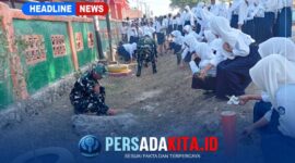 Personel Satgas TMMD 130 Kodim 1416/Muna dan siswa-siswi SMP 1 Kabawo bergotong royong membersihkan rumput dan sampah di pinggir jalan depan sekolah, Kamis (22/10/2026).