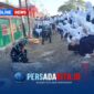 Personel Satgas TMMD 130 Kodim 1416/Muna dan siswa-siswi SMP 1 Kabawo bergotong royong membersihkan rumput dan sampah di pinggir jalan depan sekolah, Kamis (22/10/2026).