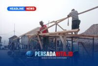 Prajurit Satgas TMMD 130 Kodim 1416/Muna bersama warga bergotong royong merangkai kerangka kayu untuk merehabilitasi Rumah Tidak Layak Huni (RTLH) di Desa Kawite-wite.