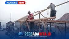 Prajurit Satgas TMMD 130 Kodim 1416/Muna bersama warga bergotong royong merangkai kerangka kayu untuk merehabilitasi Rumah Tidak Layak Huni (RTLH) di Desa Kawite-wite.