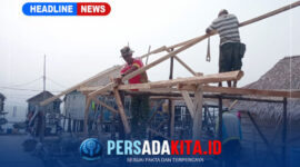 Prajurit Satgas TMMD 130 Kodim 1416/Muna bersama warga bergotong royong merangkai kerangka kayu untuk merehabilitasi Rumah Tidak Layak Huni (RTLH) di Desa Kawite-wite.