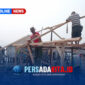Prajurit Satgas TMMD 130 Kodim 1416/Muna bersama warga bergotong royong merangkai kerangka kayu untuk merehabilitasi Rumah Tidak Layak Huni (RTLH) di Desa Kawite-wite.