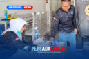 Petugas medis Rutan Unaaha tengah menyerahkan sampel urine kepada pegawai dan WBP sebelum dilakukan pemeriksaan. Kegiatan ini menjadi bentuk deteksi dini terhadap potensi penyalahgunaan narkoba. (Dok. Rutan Unaaha)