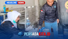 Petugas medis Rutan Unaaha tengah menyerahkan sampel urine kepada pegawai dan WBP sebelum dilakukan pemeriksaan. Kegiatan ini menjadi bentuk deteksi dini terhadap potensi penyalahgunaan narkoba. (Dok. Rutan Unaaha)