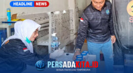 Petugas medis Rutan Unaaha tengah menyerahkan sampel urine kepada pegawai dan WBP sebelum dilakukan pemeriksaan. Kegiatan ini menjadi bentuk deteksi dini terhadap potensi penyalahgunaan narkoba. (Dok. Rutan Unaaha)