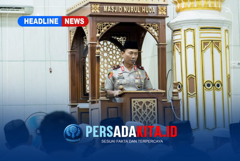 Wakapolda Sultra Brigjen Pol Budi Hermawan didampingi pejabat utama Polda Sultra saat memberikan sambutan di Masjid Nurul Huda, Kendari.