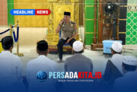 Wakapolres Konawe Kompol Hasruddin, S.E., M.E. menyampaikan arahan dan edukasi bahaya narkoba di hadapan jamaah Masjid Babusallam Unaaha, Sabtu subuh (17/10/2026).