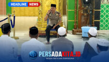 Wakapolres Konawe Kompol Hasruddin, S.E., M.E. menyampaikan arahan dan edukasi bahaya narkoba di hadapan jamaah Masjid Babusallam Unaaha, Sabtu subuh (17/10/2026).
