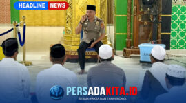 Wakapolres Konawe Kompol Hasruddin, S.E., M.E. menyampaikan arahan dan edukasi bahaya narkoba di hadapan jamaah Masjid Babusallam Unaaha, Sabtu subuh (17/10/2026).
